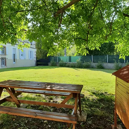 לינה וארוחת בוקר Domaine D'alemanie 3*